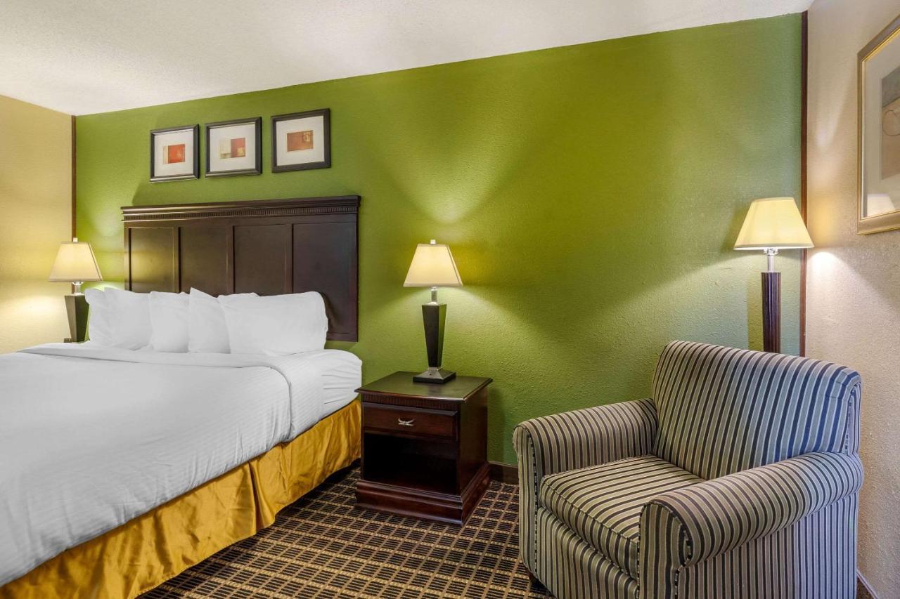 Clarion Pointe South Boston - Danville East Екстериор снимка