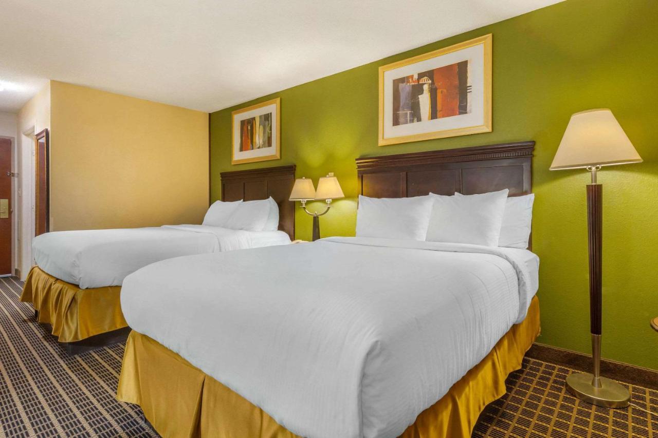 Clarion Pointe South Boston - Danville East Екстериор снимка