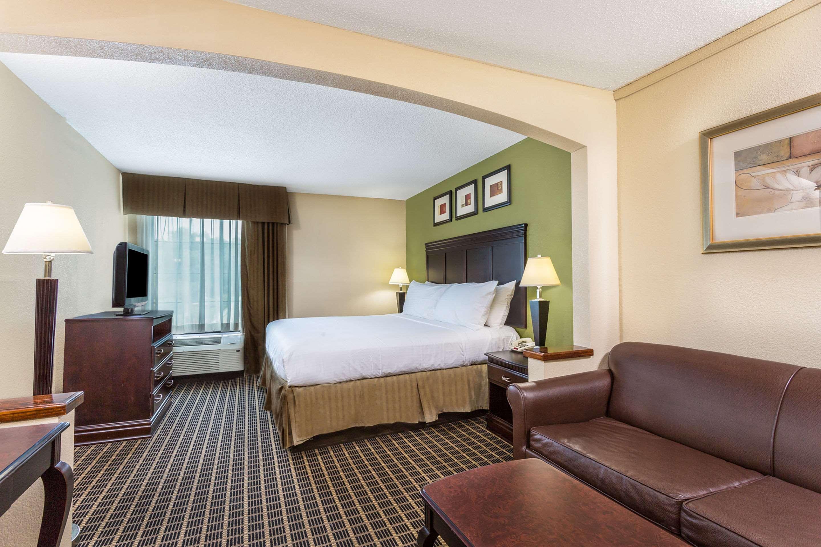 Clarion Pointe South Boston - Danville East Екстериор снимка