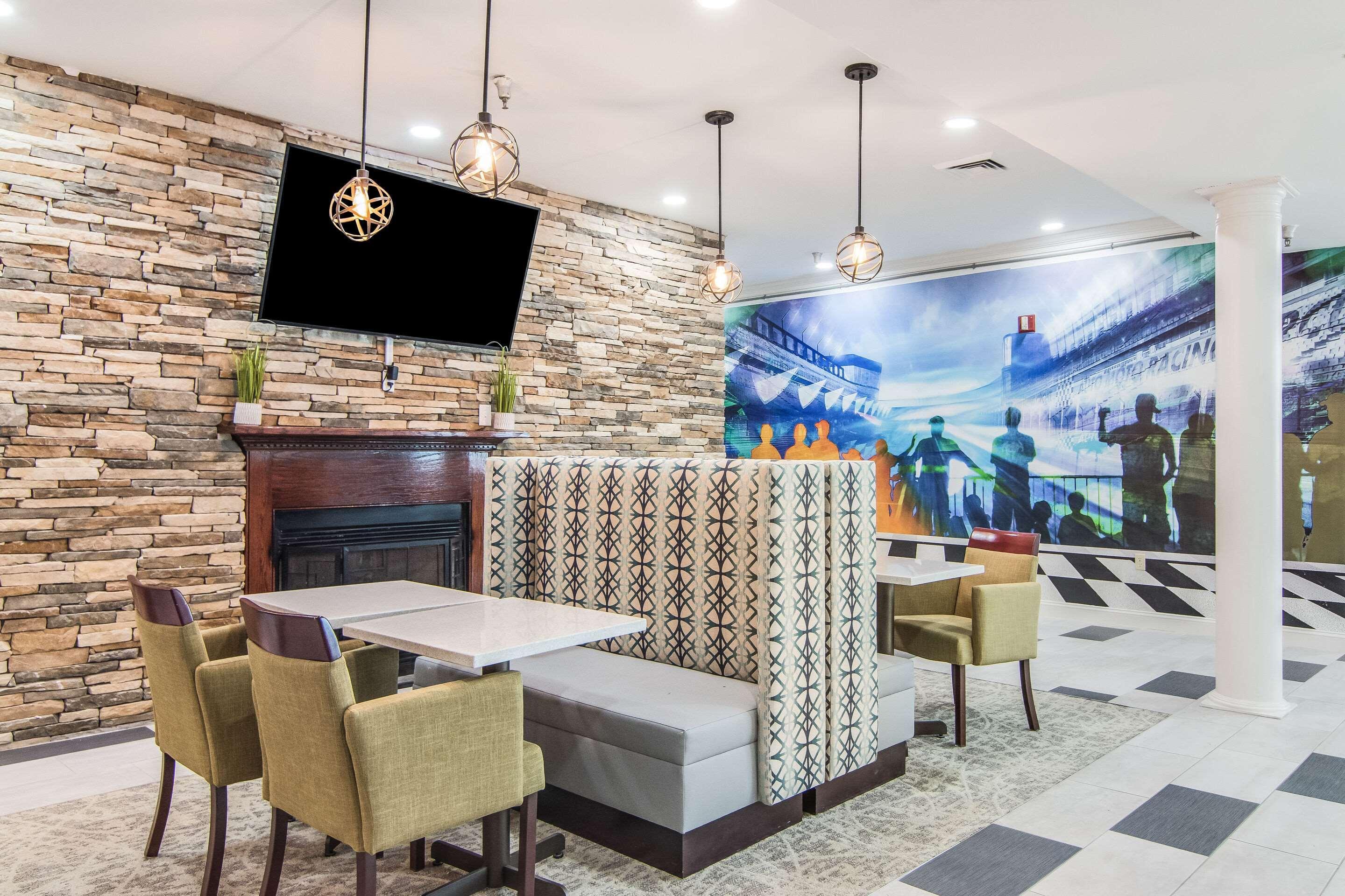 Clarion Pointe South Boston - Danville East Екстериор снимка