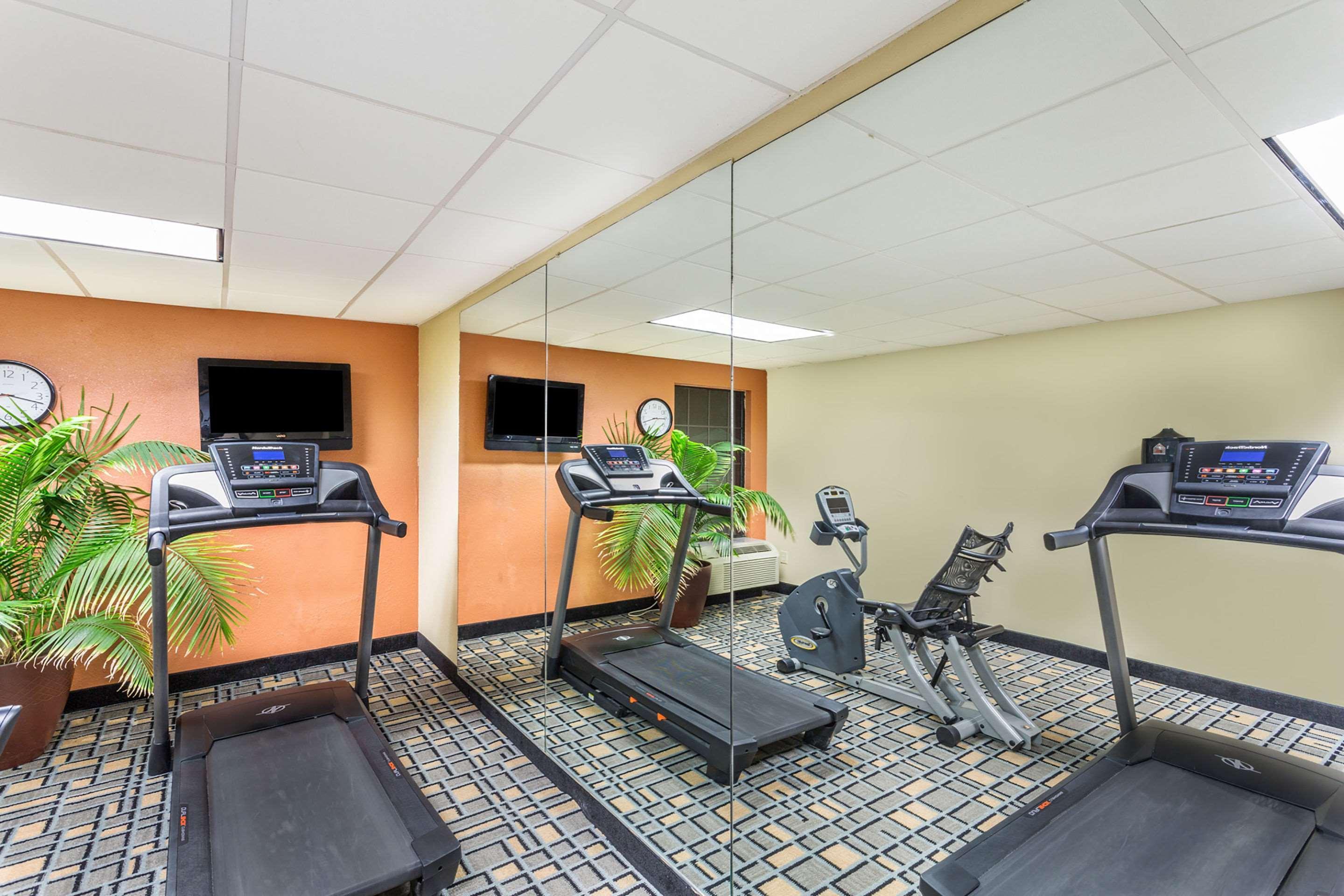 Clarion Pointe South Boston - Danville East Екстериор снимка