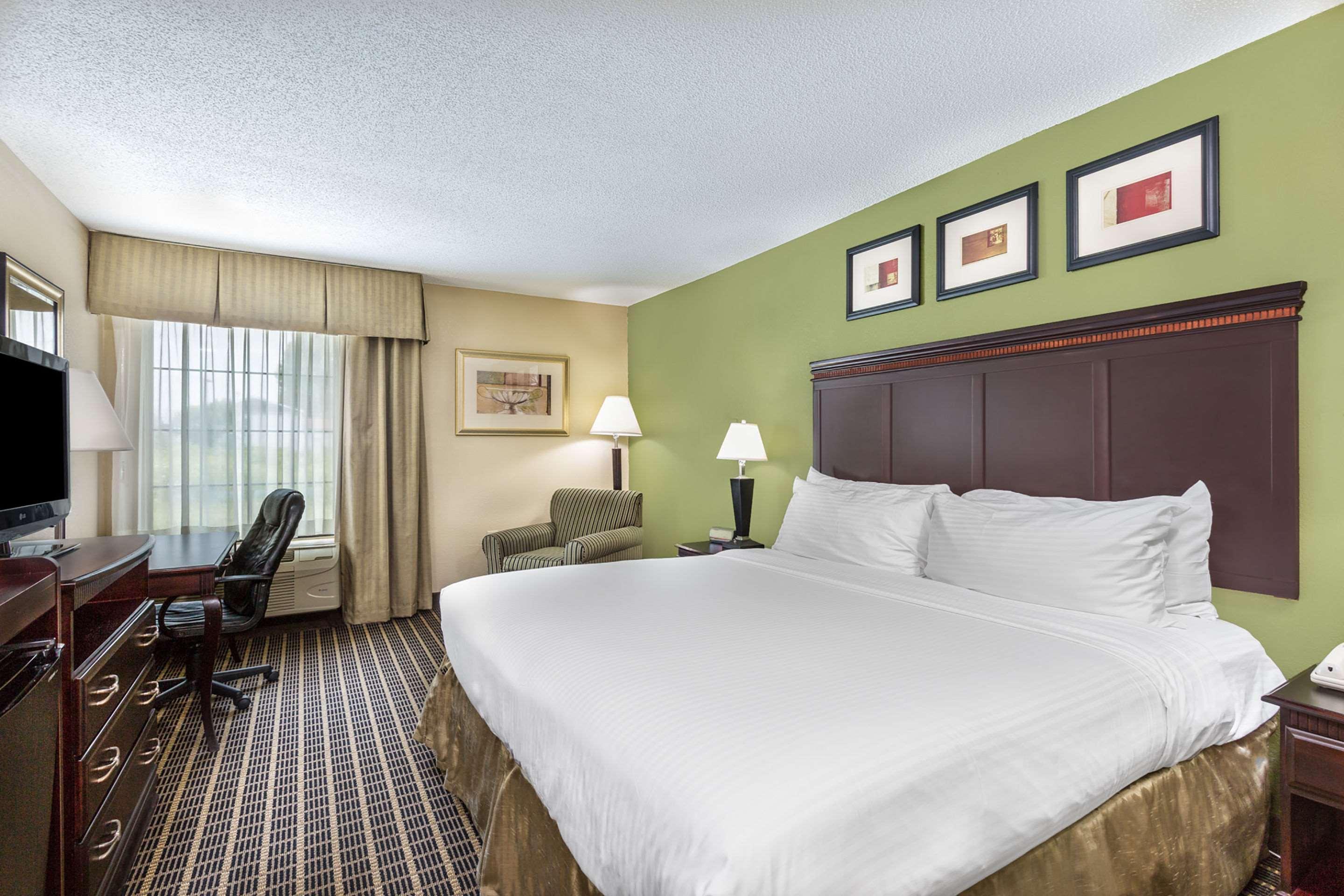 Clarion Pointe South Boston - Danville East Екстериор снимка