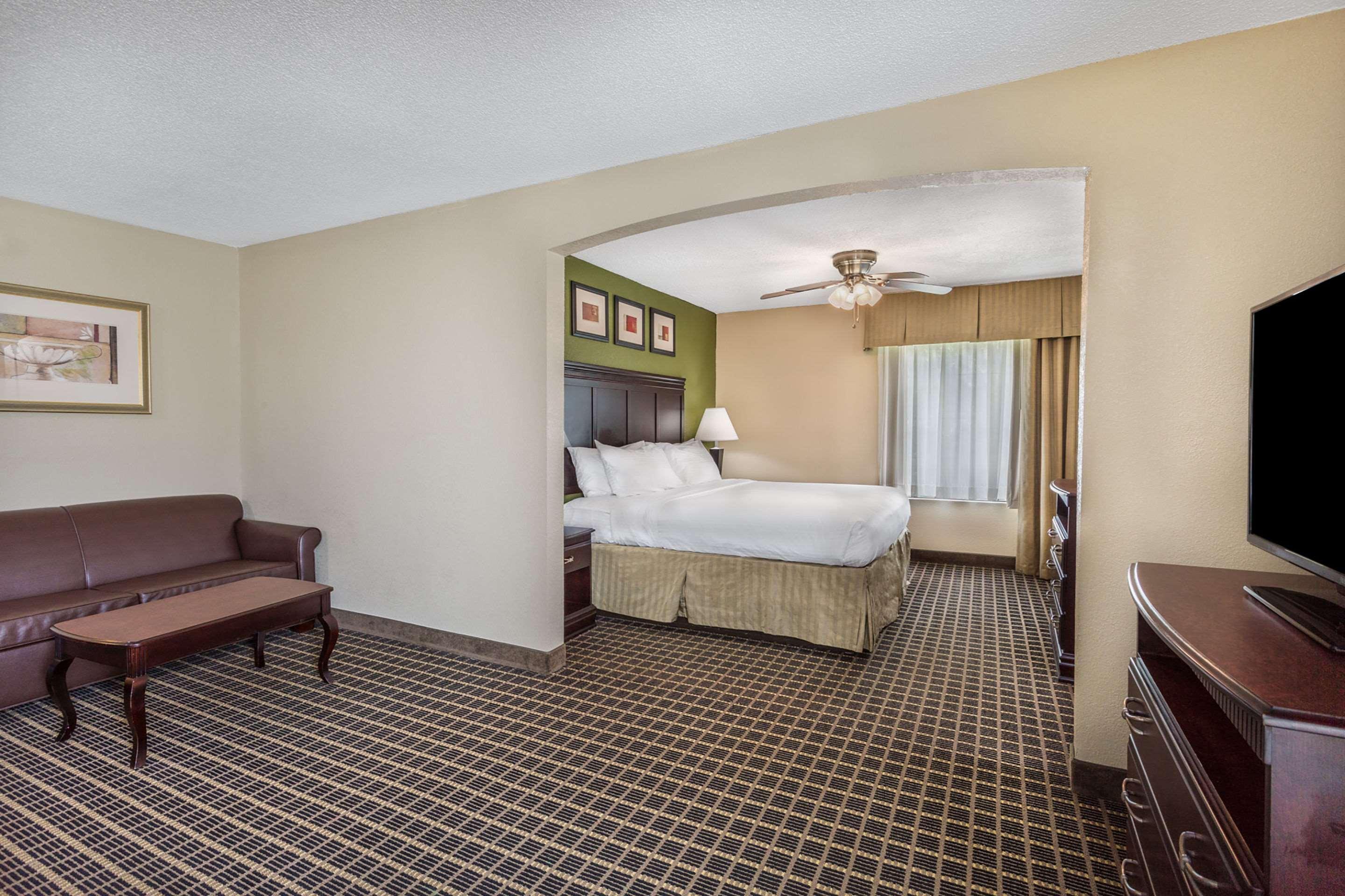 Clarion Pointe South Boston - Danville East Екстериор снимка